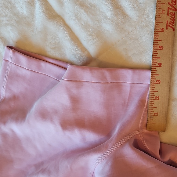 Lululemon Softstreme High-Rise Short 4", Size 4,‎ Excellent - Picture 8 of 8